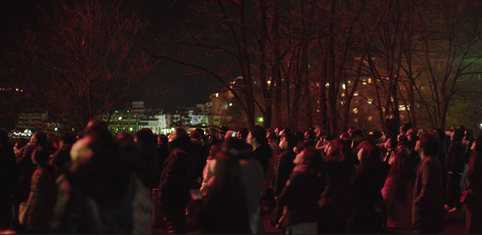 湖畔会場で冬花火を鑑賞