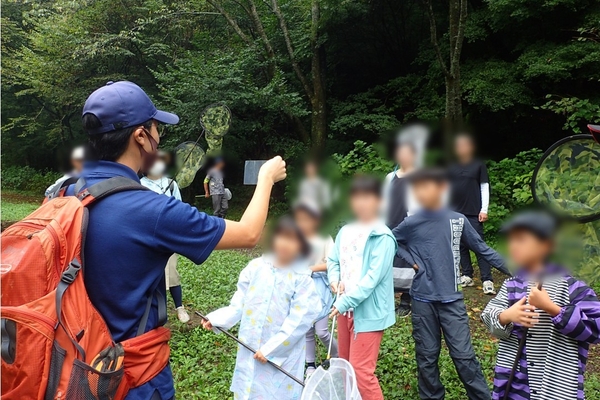 捕まえたトンボの解説をしています