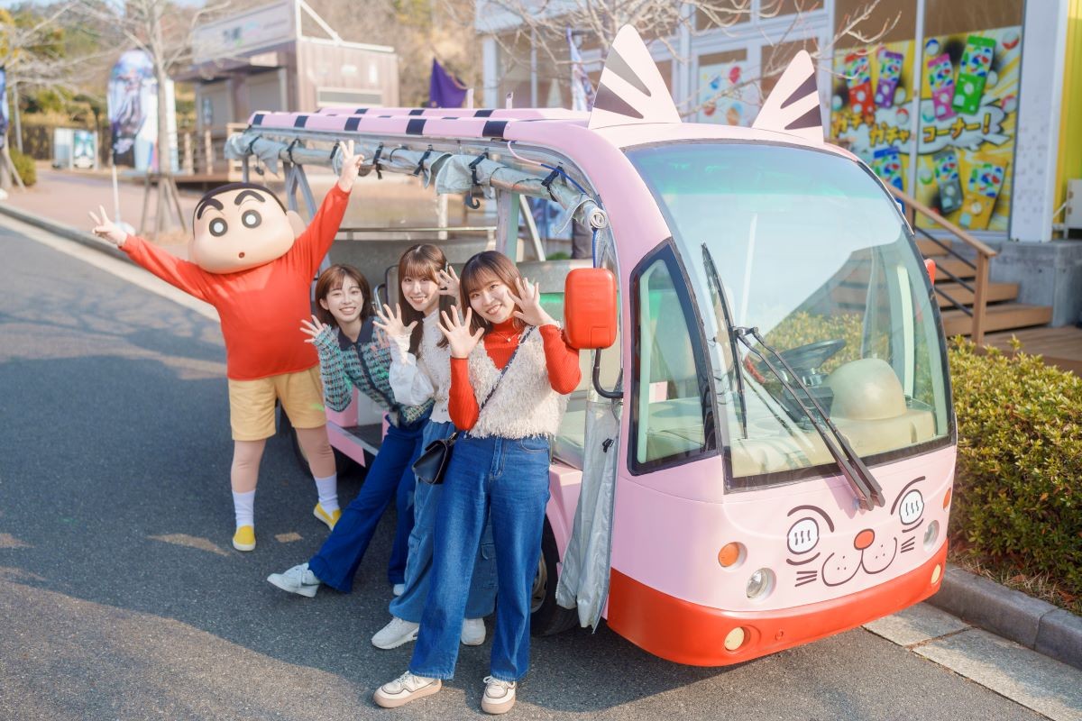 通園バスに乗って「クレヨンしんちゃん」の世界へレッツゴー!
『ふたば幼稚園バス』乗車券付き限定ツアーチケット