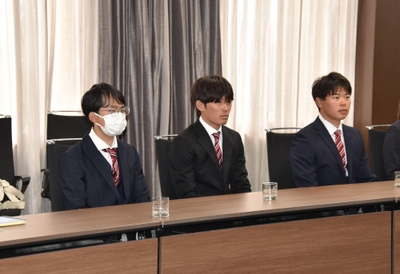 (左から)三浦主将、古川選手、藤浪選手