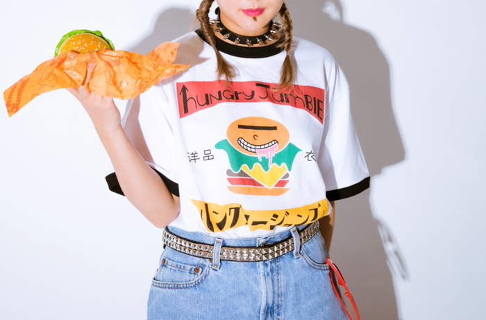 昭和レトロな“ホーロー看板”をイメージしたグラフィックデザインのリンガーTシャツ（4,400円 税込）