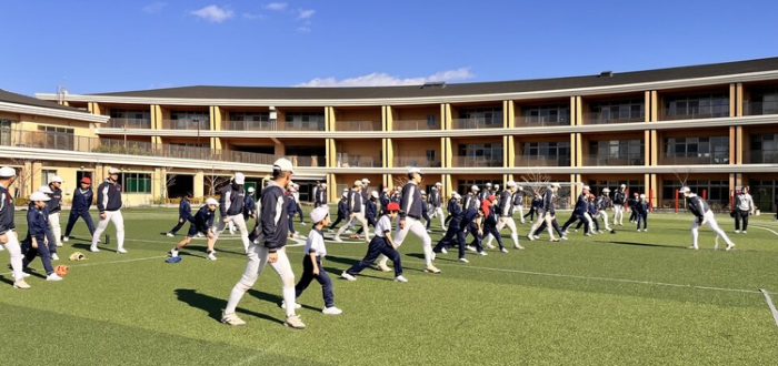 令和7年(2025年)1月に開催した附属高校野球部と附属小学校の「野球交流会」の様子