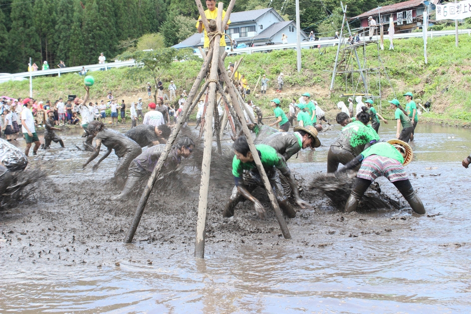 泥だらけになる参加者