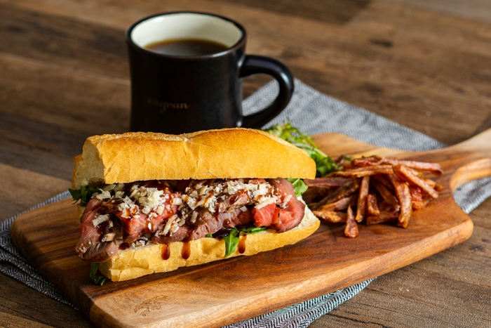 牛フィレのローストとパルミジャーノチーズのバケットサンド バルサミコソース ¥1,480(税込)