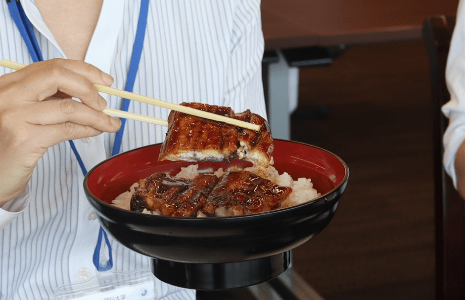 昼食時に提供された「うな丼」。照りも最高です