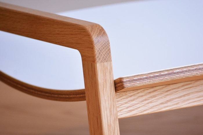 積層合板の技術でこだわりのカーブ形状に仕上げた天面