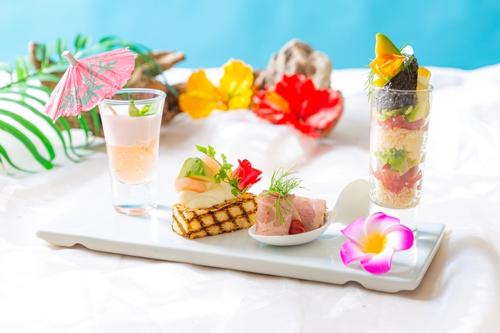 グアバスムージー、 海老とクリームチーズのクロスティーニ 牛もも肉のタリアータ バジルバルサミコのアクセント、 鮪とクスクスのカクテル