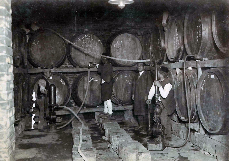 地下蔵での作業 1917(大正6)年創業の頃