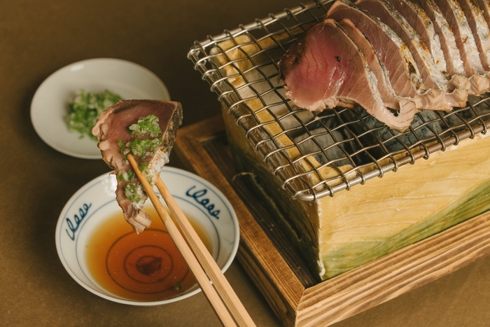 春鰹の藁焼きタタキは、たっぷりの薬味と共に[一例]