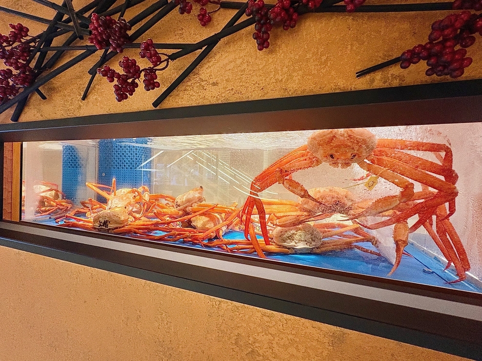 店内の大きな生け簀では活きた香住ガニが動いている。鮮度抜群の香住ガニを提供。