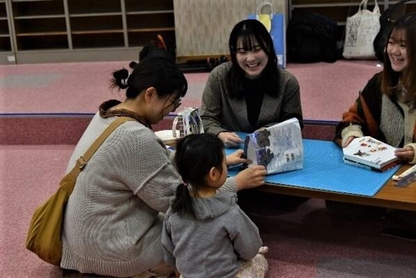 ブックバッグを親子で制作中