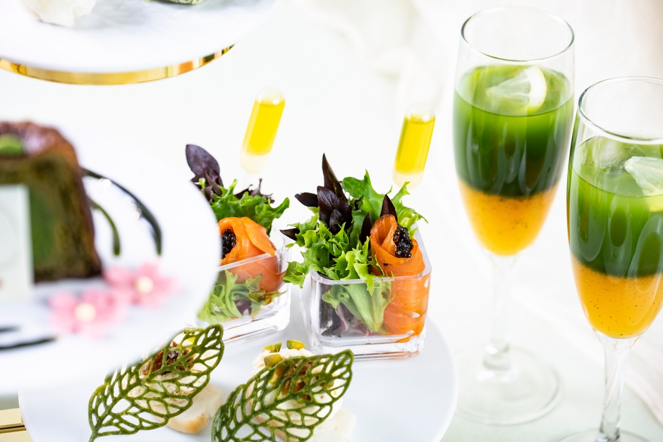 クリームチーズディップ(手前)、サーモンキャビアサラダ(奥)