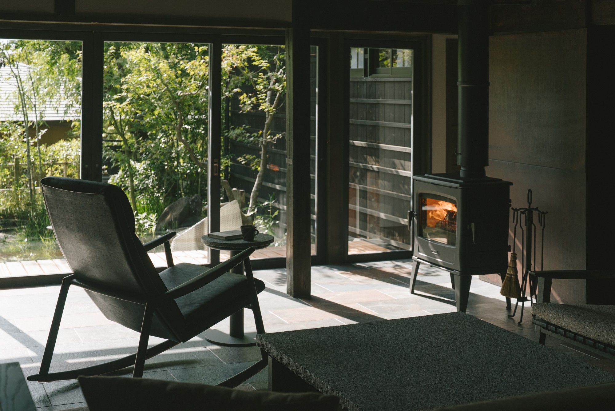 特別棟「瑞雨」窓の向こうは占有の中庭