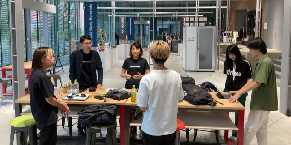 THE GARAGEでの近畿大学生と山本光学株式会社の打ち合わせの様子