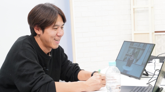 コカドケンタロウさん・VTRを見ている様子