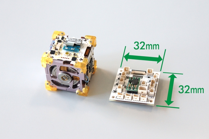 基板と超小型三軸姿勢制御モジュール