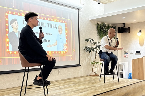 QQEnglish公式アンバサダー国山ハセンさんと代表藤岡ライコウのスペシャルトークの様子