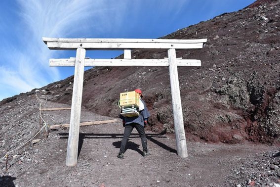 富士山頂へお酒を運ぶ様子(2)