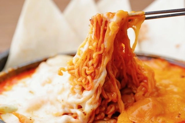 チーズダッカルビやプルダックポックン麺など5種が新登場！ 新大久保『ヨプの王豚塩焼』で激辛チーズ祭りを開催