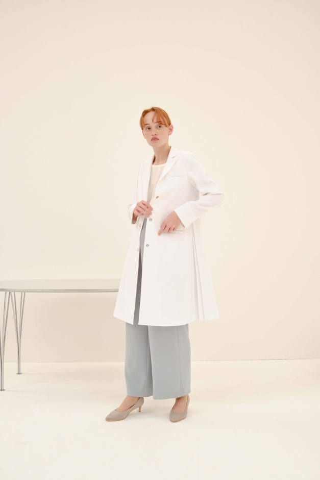 テーラードプリーツコート 27,990円(税込)