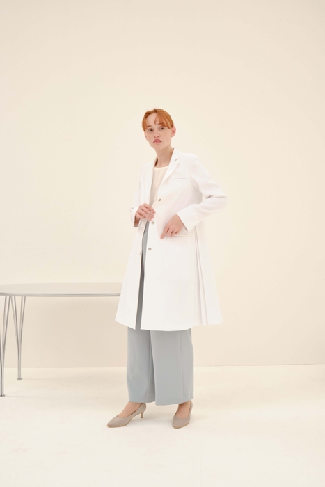 テーラードプリーツコート 27,990円(税込)