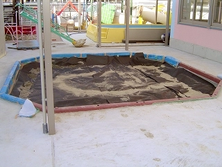 【納入事例レポート】あ、ここにも杉田エース！Vol.107香川県高松市の幼稚園増築工事。砂場の見切り材として「エースエコブロックガード」を納入！