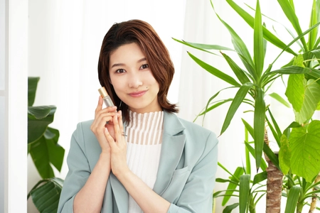 俳優・天華えまプロデュースブランド「HaniwA」が誕生　 第一弾商品 ロールオンパフュームが2025年4月6日発売