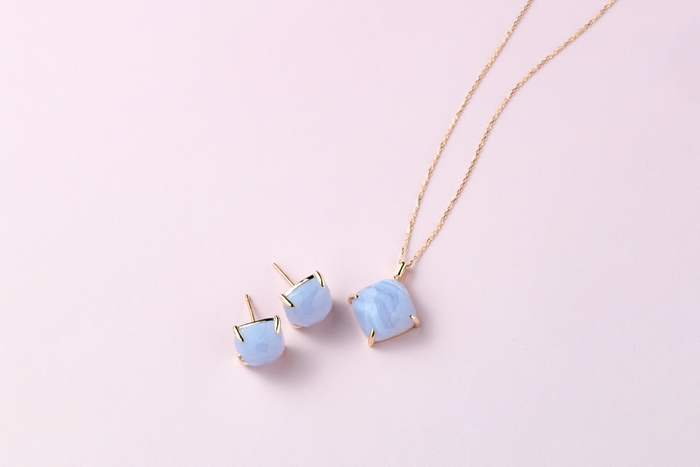 （K10 YG BLUE LACE AGATE NECKLACE ¥22,000 / K10 YG BLUE LACE AGATE PIERCE ¥22,000）