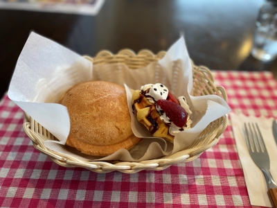 Wonder Bell  Burger　房総（割る前の形）とフルドックいちごちょこ　