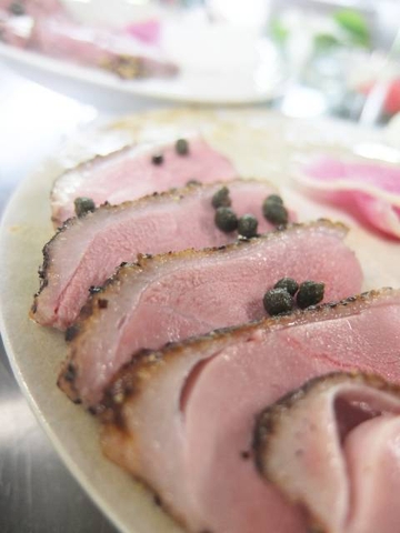 時間をかけて低温調理した鴨料理