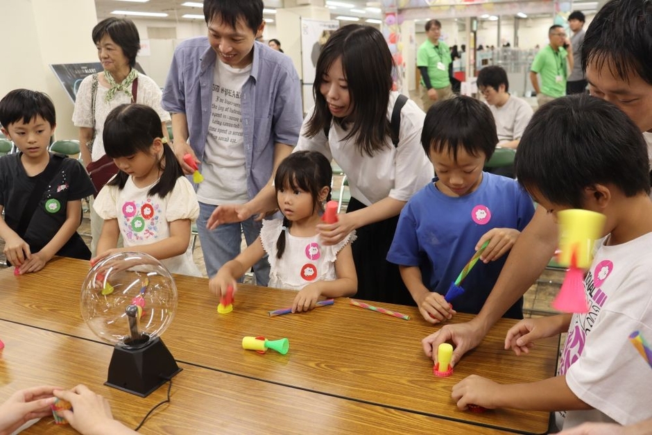 不思議な科学おもちゃに子どもたちは興味津々です