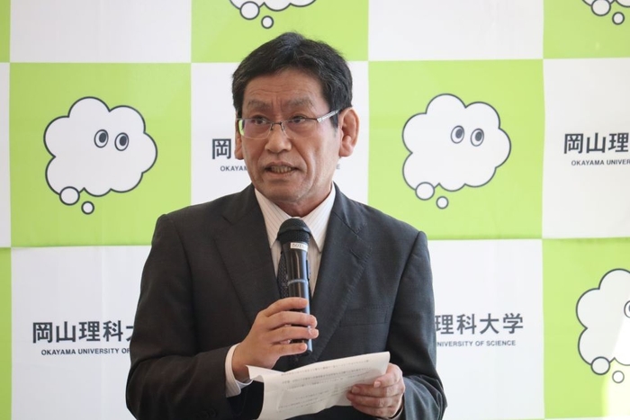 プロジェクトの概要を説明する笠教授