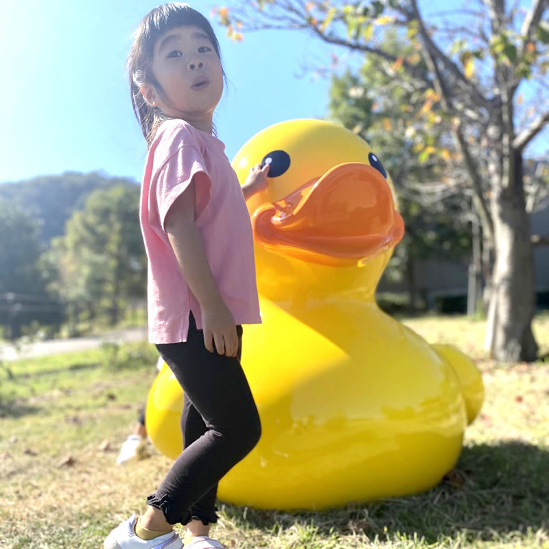 アヒルちゃん 子どもより大きな、黄色いアヒルちゃんのオブジェを新発売 約1メートル