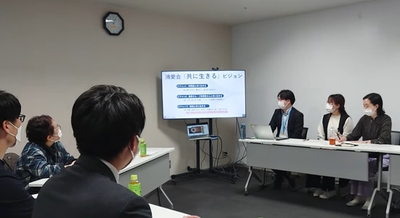 クラウドファンディング支援者向けリターンツアーの様子。こうのす共生病院のSocial Goodプロジェクトについて、スタッフが地域での取り組みを説明している。