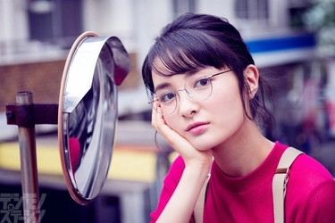 復活が話題のメガネグラビア「ビジョメガネ」第4弾は NHK連続テレビ小説『わろてんか』主演で注目される 女優・葵わかながメガネ姿を披露！