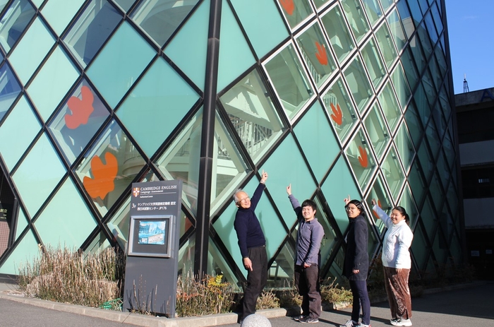 サウロロフス(左)とタルボサウルス(右)の足跡が完成