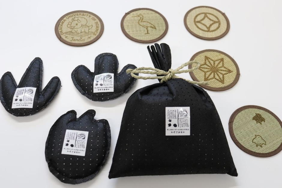 新商品となる恐竜の足跡化石の消臭袋や巾着袋、コースター