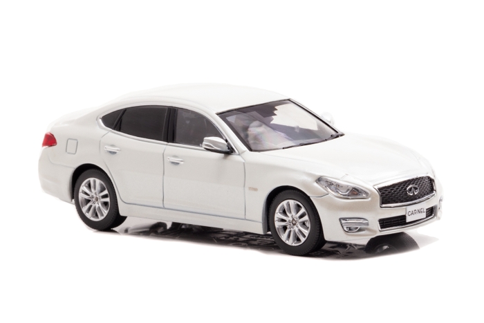 右前：1/43 日産 フーガ ハイブリッド (Y51) 2015 Crystal White Pearl