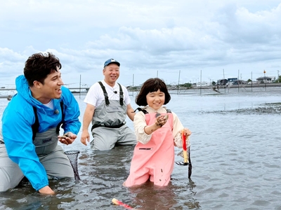 潮干狩りに挑戦する3人（左から木村昴、西村瑞樹、永尾柚乃）