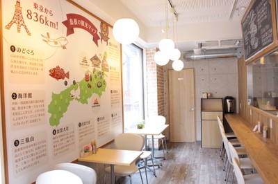 光の差し込む明るい店内