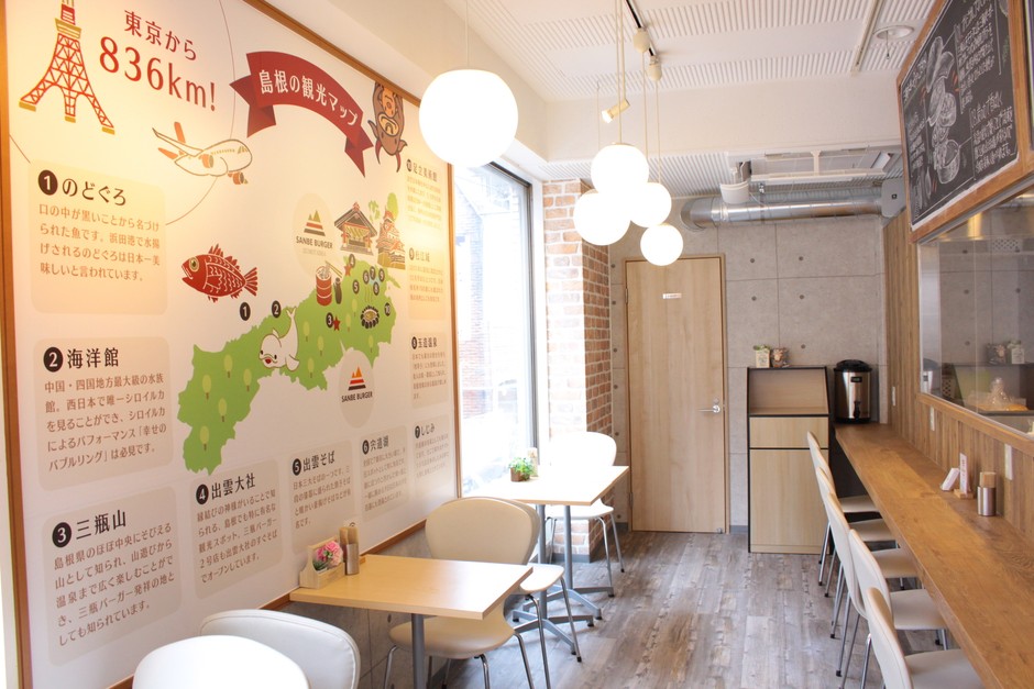 光の差し込む明るい店内