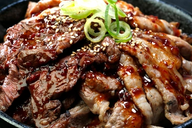 【肉丼専門店 新大久保肉劇場】のオープンを記念し、 全メニュー半額キャンペーンを8月23日～25日に開催