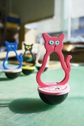 お部屋のインテリアにも！カラフルな猫がドアをとめる 『ネコストッパー』を2月より販売開始