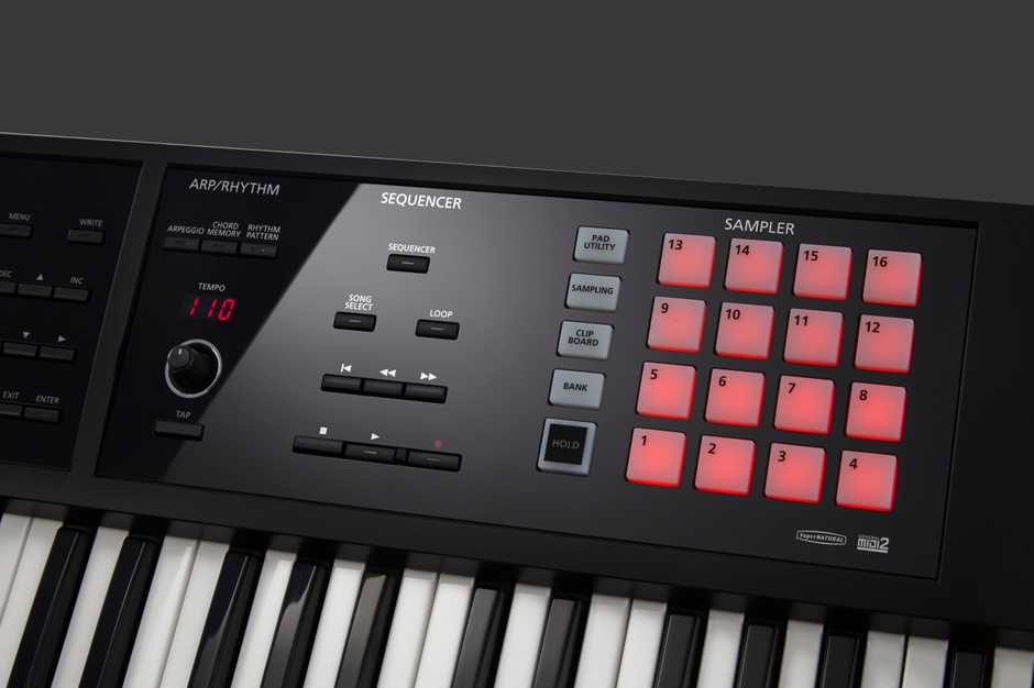 本体パネル上に並んだ 「サンプラー・パッド」