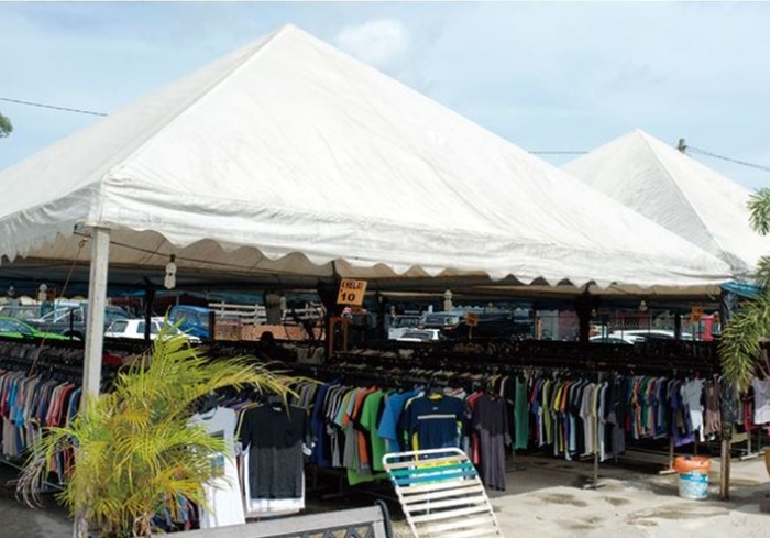 マレーシアのマーケットで販売される古着 画像:株式会社 原宿シカゴ