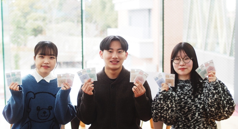 「KOKOMITE 付箋」の開発を担当した仙波真二ゼミの3年生