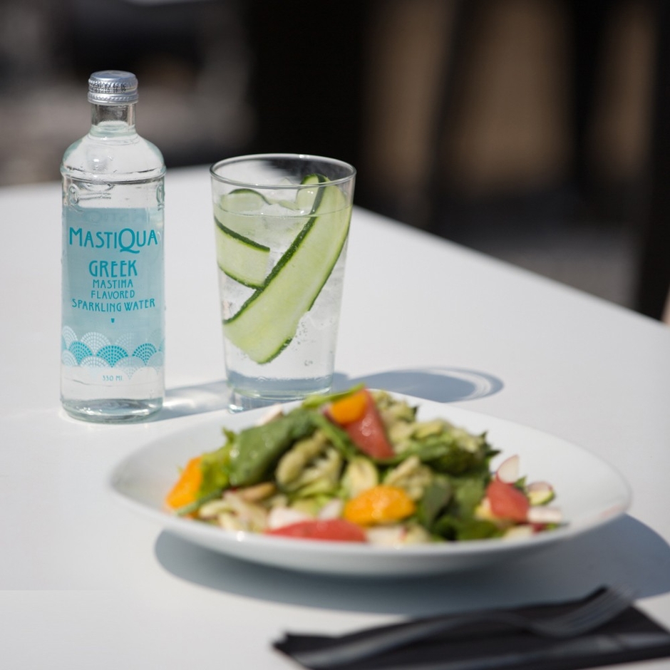 トマト、きゅうり、オリーブ、フェタチーズをオリーブオイルで和えたグリークサラダ一緒に。