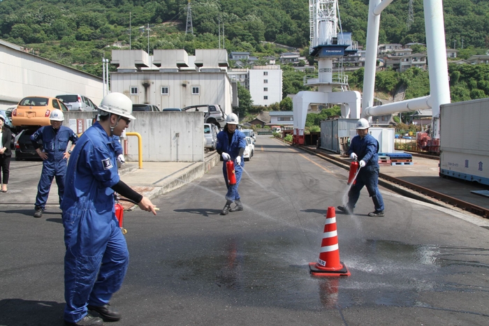 水消火器を使った訓練