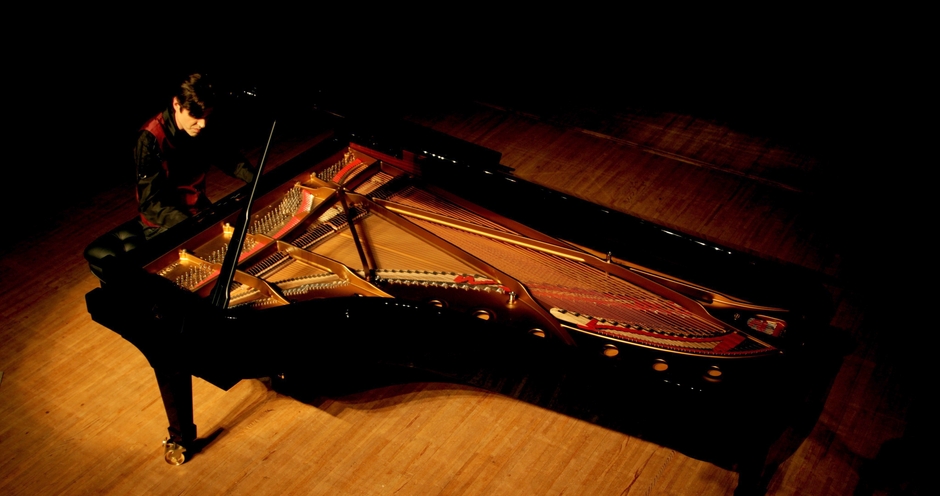 ジェイコブ・コーラーのピアノ演奏(C)Movie Impact, Inc.