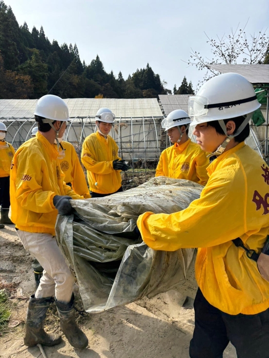 ビニールハウスの撤去作業に精を出す学生たち